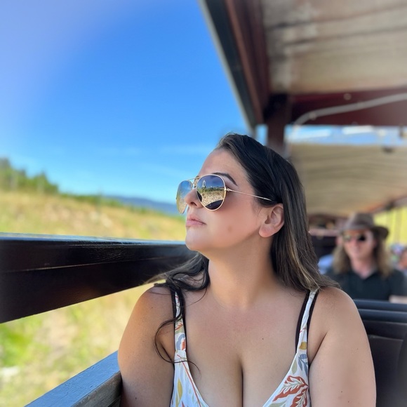 Meet your Posher, Lindsay - Picture 2 of 2